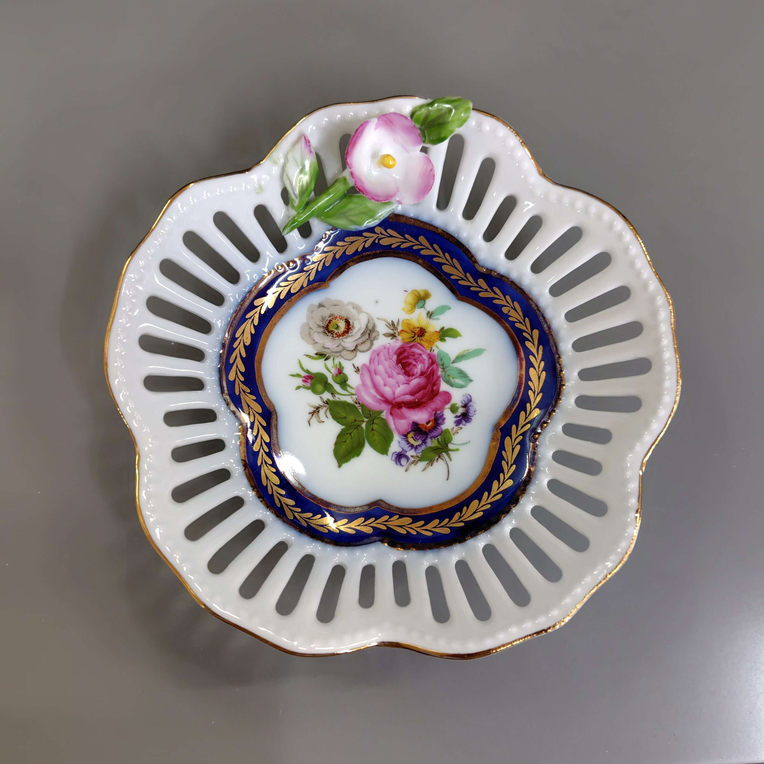 クラシカルローズ陶器皿 (花形) Classical Rose Ceramic Plate