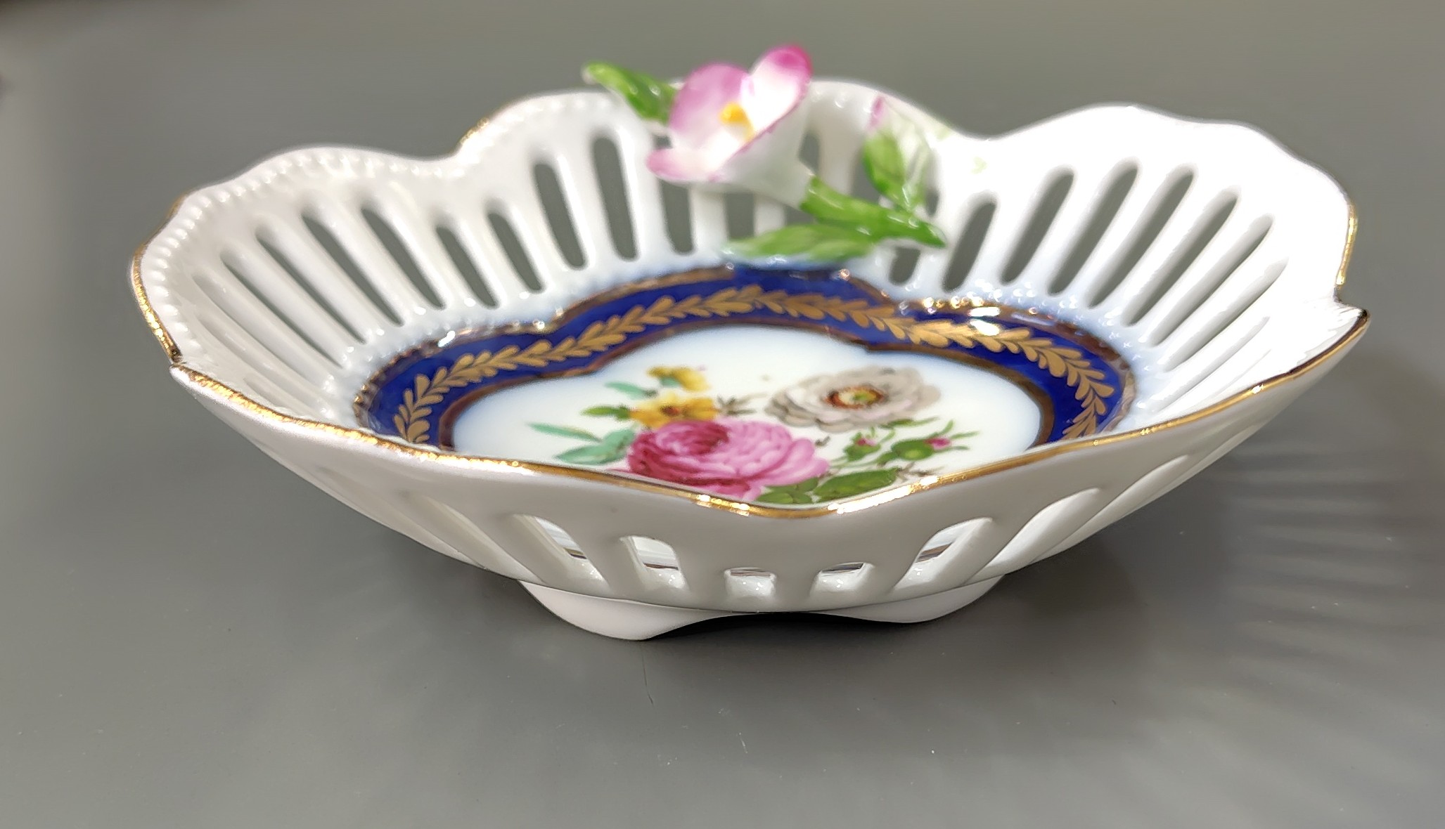 クラシカルローズ陶器皿 (花形) Classical Rose Ceramic Plate - 画像 (2)